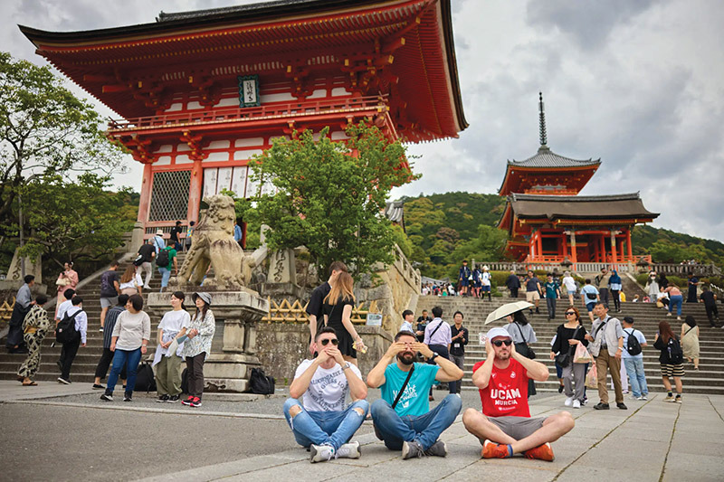 Du khách du lịch Nhật Bản ngắn ngày và dài ngày