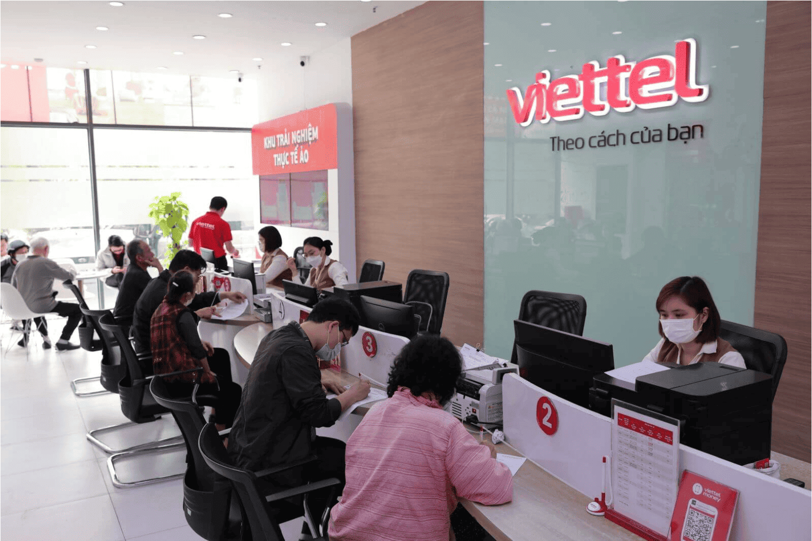 Chuyển eSIM tại điểm giao dịch nhà mạng