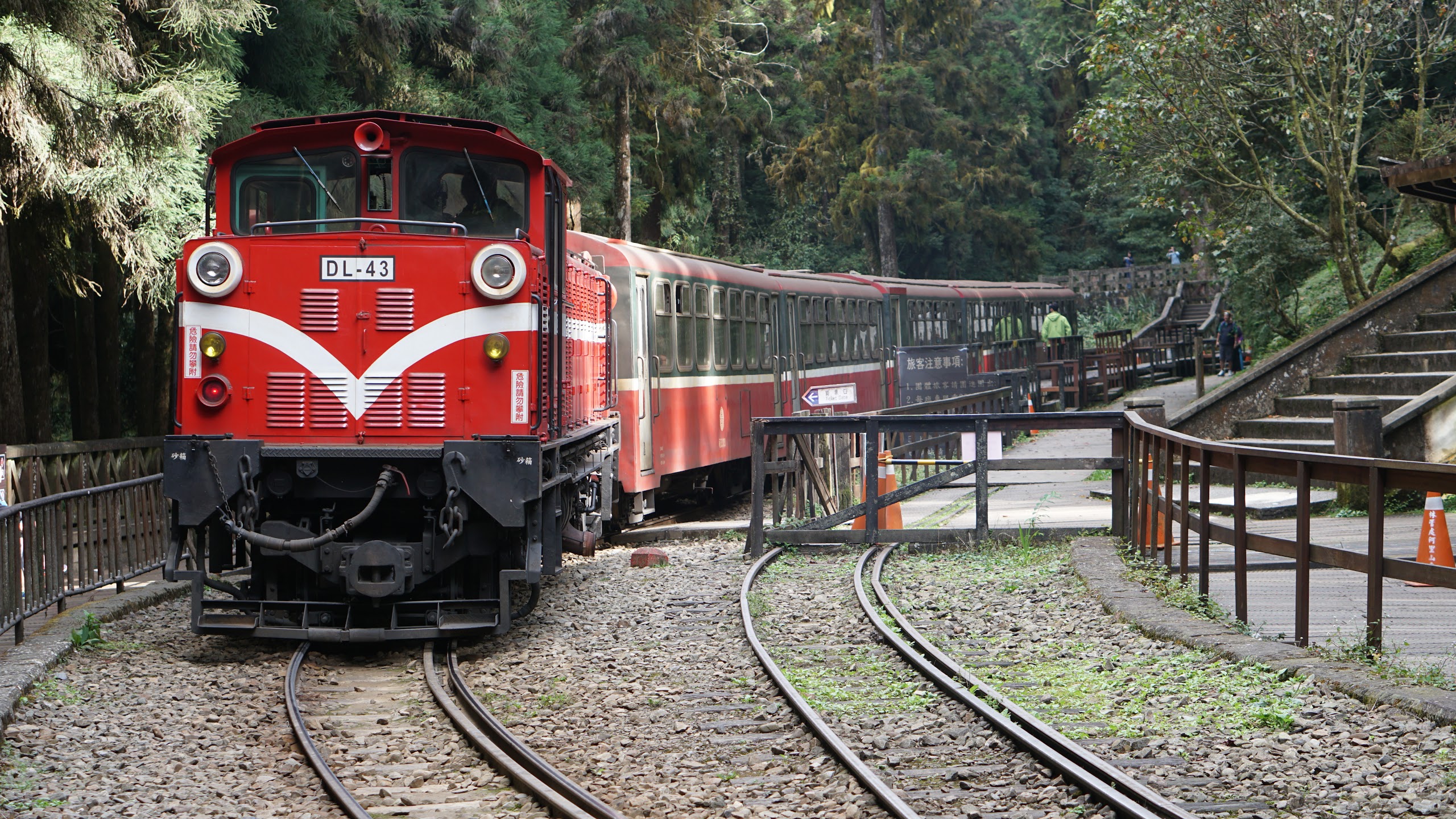 Tàu hỏa thường TRA